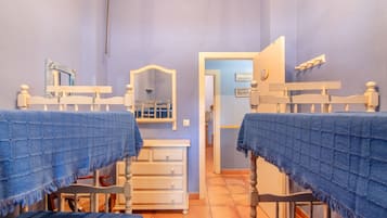 6 slaapkamers, een strijkplank/strijkijzer, wifi