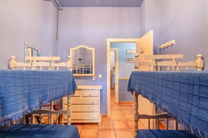 6 bedrooms, iron/ironing board, WiFi