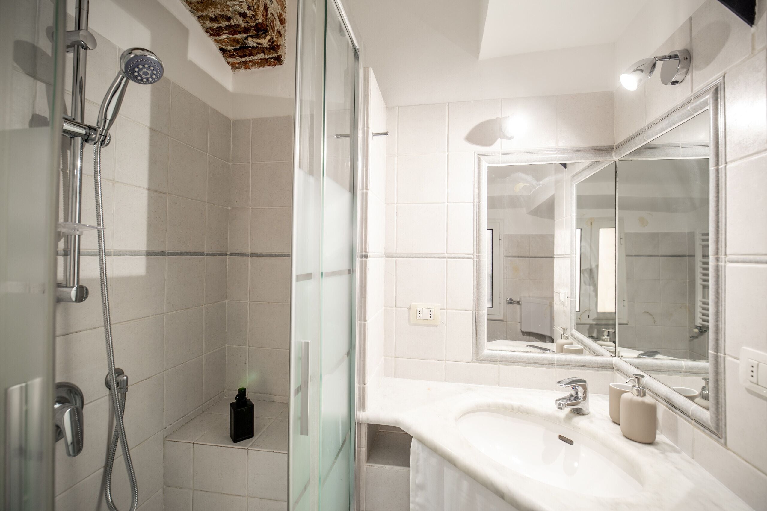 Regadera, secadora de cabello, bidet, toallas 