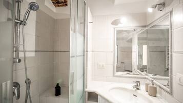 Regadera, secadora de cabello, bidet, toallas