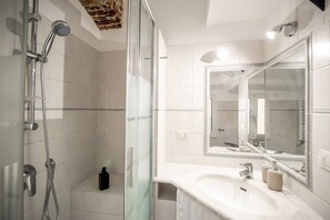 Regadera, secadora de cabello, bidet, toallas 