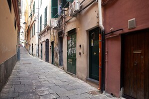 Miscellaneous - Bright window - Vico Angeli 13 (Genova)