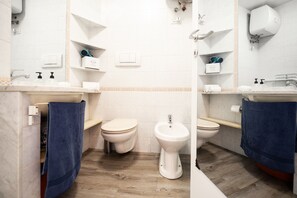 Shower, hair dryer, bidet, towels - Bright window - Vico Angeli 13 (Genova)