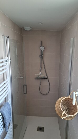 Hair dryer, towels, toilet paper - BLEZ'S DREAM. Quiet, elegant new apartment just 5 minutes' walk from the beach. (Guidel)