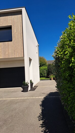 Property grounds - BLEZ'S DREAM. Quiet, elegant new apartment just 5 minutes' walk from the beach. (Guidel)