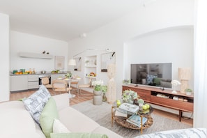 TV - Experience the Authentic Beauty of Lucca at Letizia Plaza (Lucca)