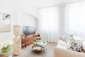 TV - Experience the Authentic Beauty of Lucca at Letizia Plaza (Lucca)