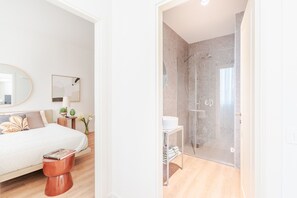Regadera, secadora de cabello, bidet, toallas 