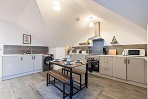 Private kitchen - Spacious 2BR Flat | Netflix | Balcony - Oxford (Oxford)
