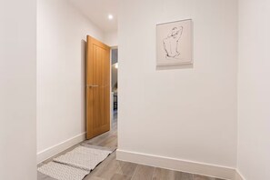 Interior - Spacious 2BR Flat | Netflix | Balcony - Oxford (Oxford)
