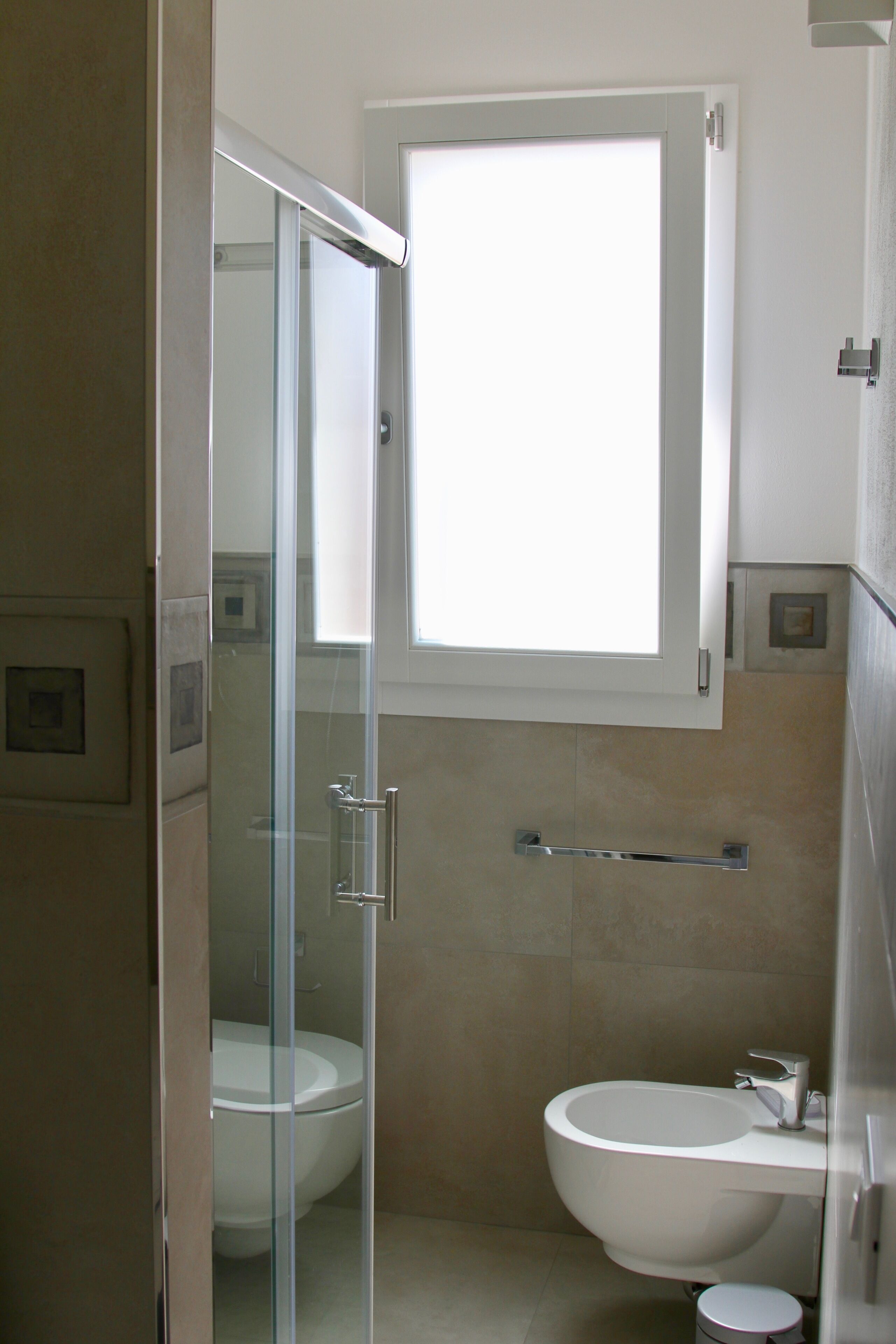 Dusche, Haartrockner, Bidet, Handtücher