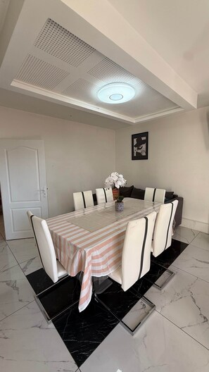 Dining - Elegant family home 10 Pers /RER D /Parc Astérix /CDG (Goussainville)