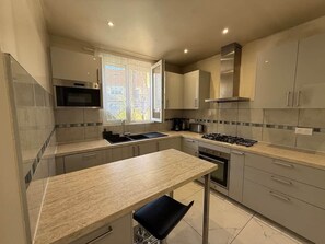 Fridge, microwave, oven, stovetop - Elegant family home 10 Pers /RER D /Parc Astérix /CDG (Goussainville)