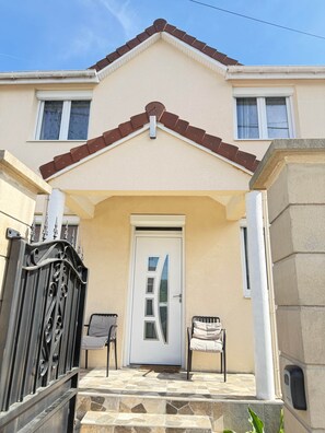 Exterior detail - Elegant family home 10 Pers /RER D /Parc Astérix /CDG (Goussainville)
