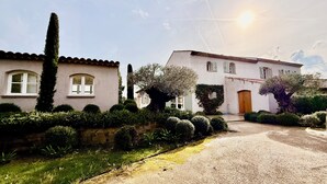 A residential property with a gravel driveway, a stone wall, and a large tree in the front yard. - 6 bedroom villa completely renovated in 2026 located between sea and countryside ✨ (Ramatuelle)