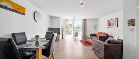 Departamento Confort, balcón | Área de sala de estar | Smart TV de 42 pulgadas con canales digitales y Netflix
