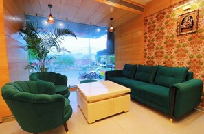 Interior - Hotel The Sunlight Restaurant Bhimtal (Bhimtal)