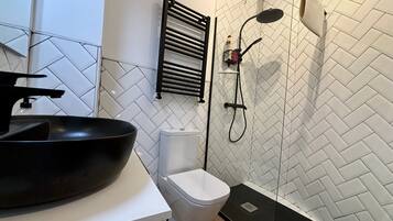 Een douche, een haardroger, handdoeken