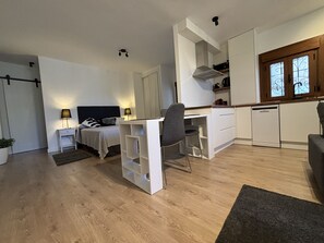1 slaapkamer, een strijkplank/strijkijzer, gratis wifi, beddengoed