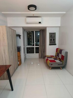 Living area - Tranquil 1-bedroom condo with AC in vibrant Quezon City (Quezon City)