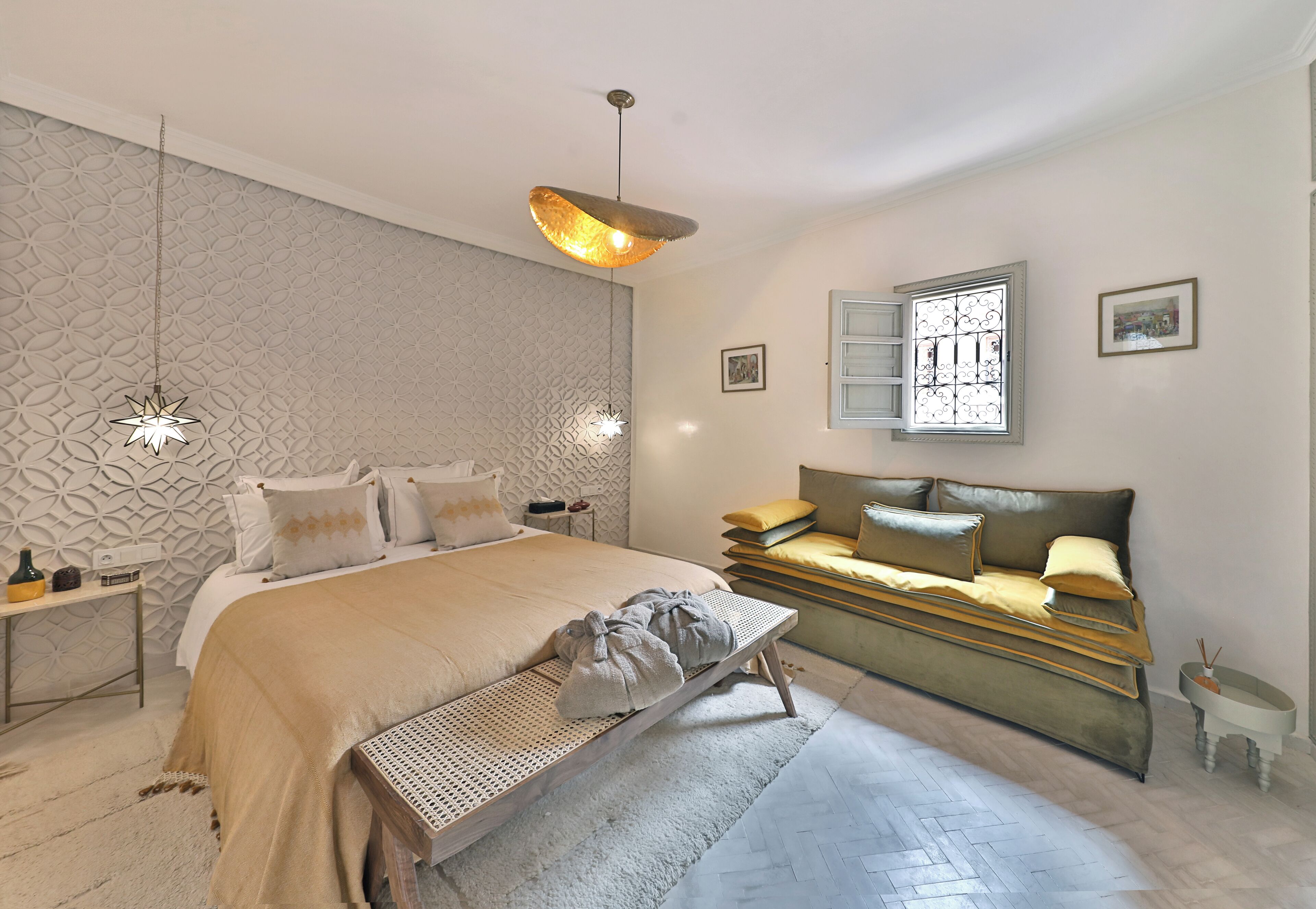 Quarto triplo luxo | Cofres nos quartos, Wi-Fi de cortesia