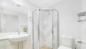 Shower, towels, shampoo - MetaWise BnB | Stylish Queen Stay by ICC Sydney 76 (Sydney)