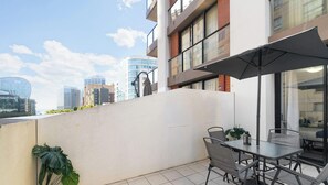 Outdoor dining - MetaWise BnB | Stylish Queen Stay by ICC Sydney 76 (Sydney)