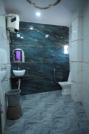 Deluxe-Zimmer | Badezimmer | Dusche, kostenlose Toilettenartikel, Handtücher, Seife