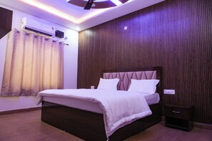 Desk, free WiFi, bed sheets - Shubharambh Green's (Vrindavan)