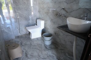 Deluxe-Zimmer | Badezimmer | Dusche, kostenlose Toilettenartikel, Handtücher, Seife