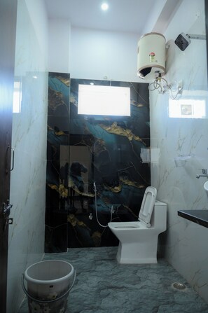 Deluxe Room | Bathroom | Shower, free toiletries, towels, soap