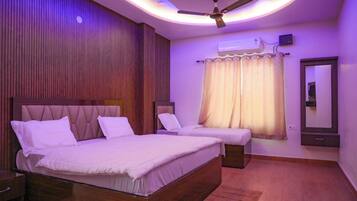 Deluxe Room | Desk, free WiFi, bed sheets