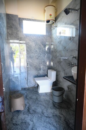 Deluxe-huone | Kylpyhuone | Suihku, ilmaiset hygieniatuotteet, pyyhkeet, saippua