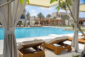 Una piscina al aire libre de temporada