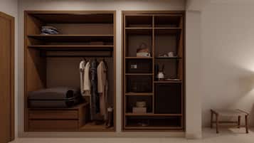 Minibar, caja de seguridad en la habitación y escritorio