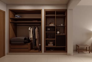 Minibar, caja de seguridad en la habitación y escritorio 