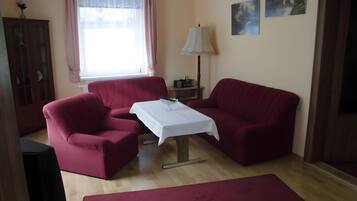 Fernseher, DVD-Player, Tischtennisplatte, Stereoanlage