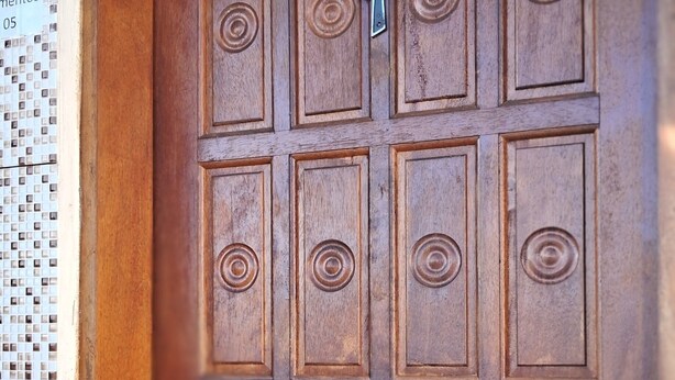 A wooden door with a number '1' and a metal handle. - Pousada Serra Azul (Juquiá)