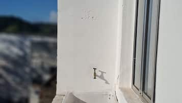 Familie vierpersoonskamer, balkon, uitzicht op stad | Terrein van de accommodatie