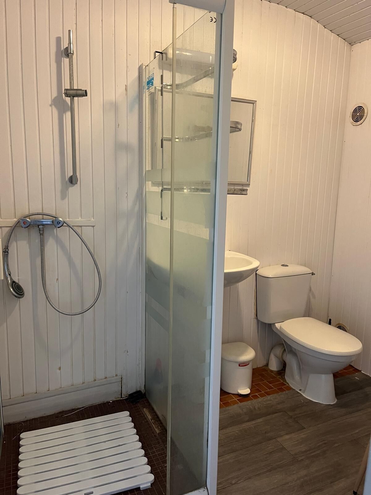 シャワー、タオル、石鹸、トイレットペーパー