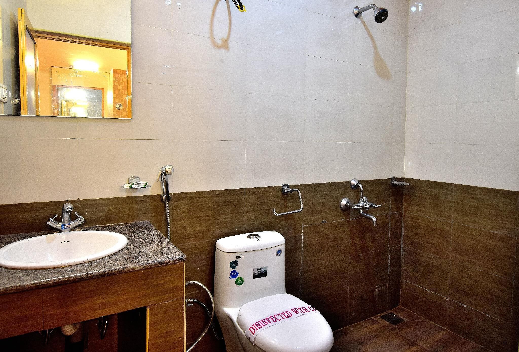 Ducha, cabezal de ducha tipo lluvia, toallas y jabón