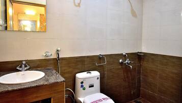Ducha, cabezal de ducha tipo lluvia, toallas y jabón