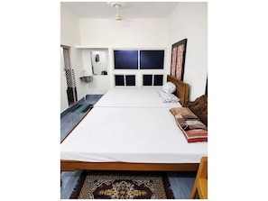 Deluxe Quadruple Room, Air conditioning | Hypo-allergenic bedding, desk, soundproofing, free WiFi