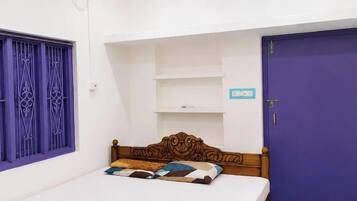 Hypo-allergenic bedding, desk, soundproofing, free WiFi