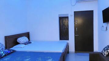 Hypo-allergenic bedding, desk, soundproofing, free WiFi