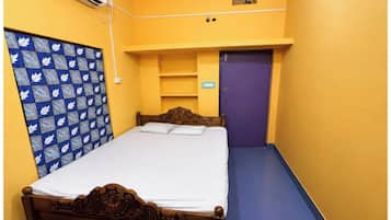 Ropa de cama hipoalergénica, escritorio y sistema de insonorización