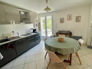Frigorífico, microondas, horno y placa de cocina