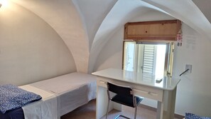 2 bedrooms, iron/ironing board, bed sheets - The house by the sea, a typical Salento home 50 meters from the spa (Santa Cesarea Terme)