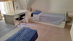 2 bedrooms, iron/ironing board, bed sheets - The house by the sea, a typical Salento home 50 meters from the spa (Santa Cesarea Terme)