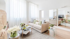 Una sala de estar moderna con un sofá, una mesa de centro y objetos decorativos.